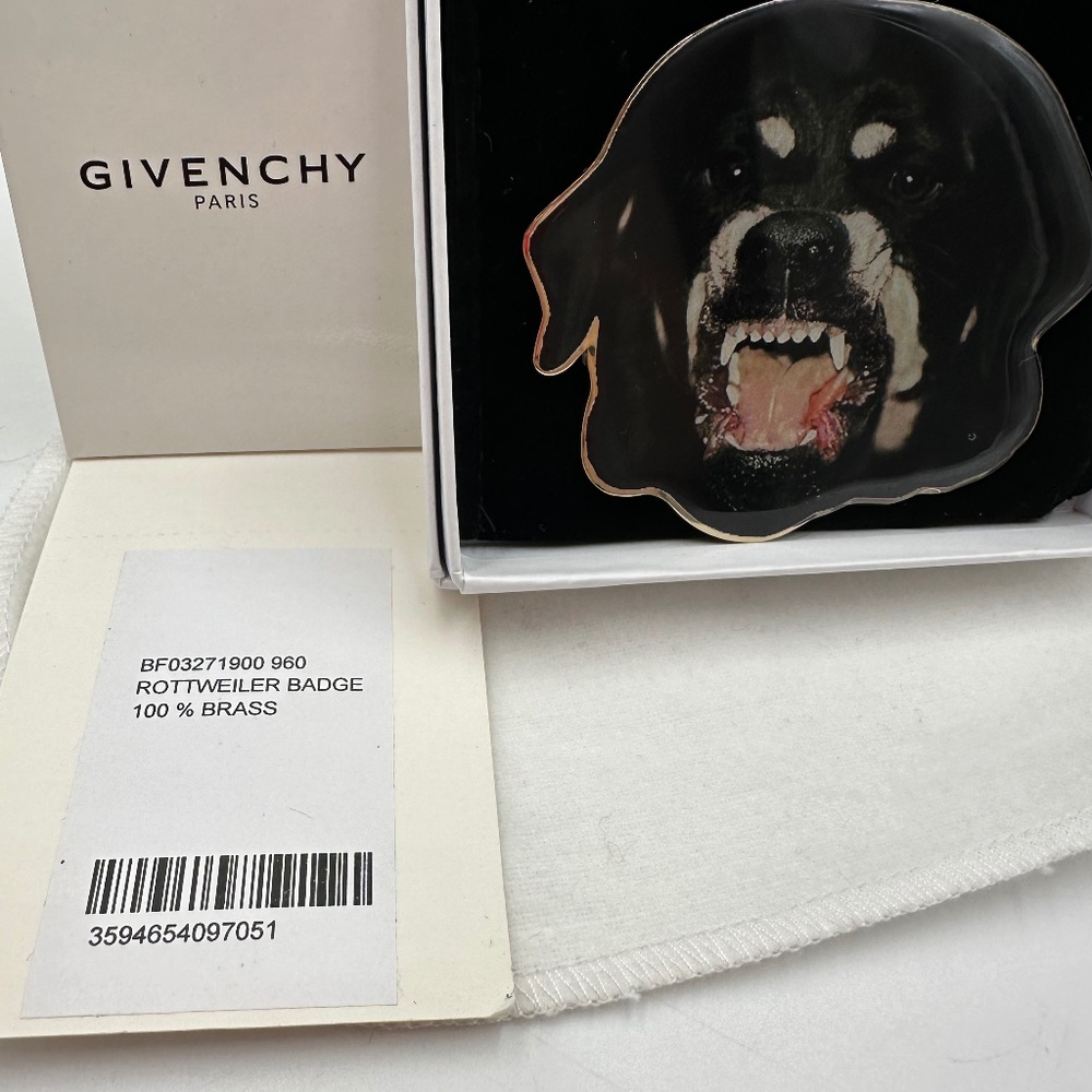 Givenchy Pin BNIB - Picture 2 of 7